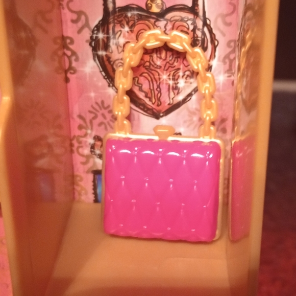 Ever After High Lizzie Hearts Spring Unsprung Book Playset & Doll - Picture 3 of 11